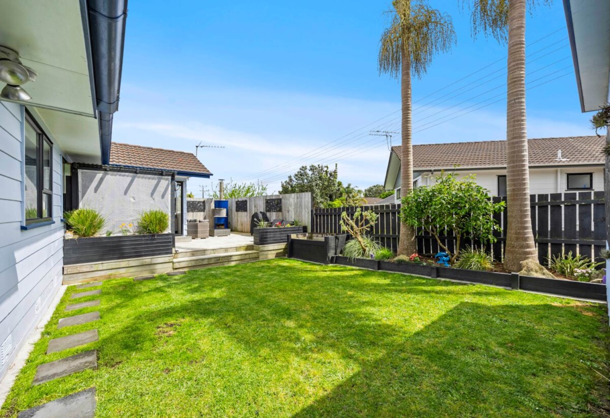 Move-in ready, 3 bedrooms home plus moveable sleepout, freestanding outdoor fireplace, short drive to Albany Mall, 1/77 Santiago Crescent, Unsworth Heights, Auckland
