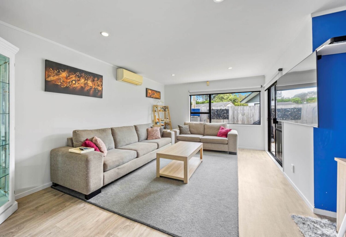 Move-in ready, 3 bedrooms home plus moveable sleepout, freestanding outdoor fireplace, short drive to Albany Mall, 1/77 Santiago Crescent, Unsworth Heights, Auckland