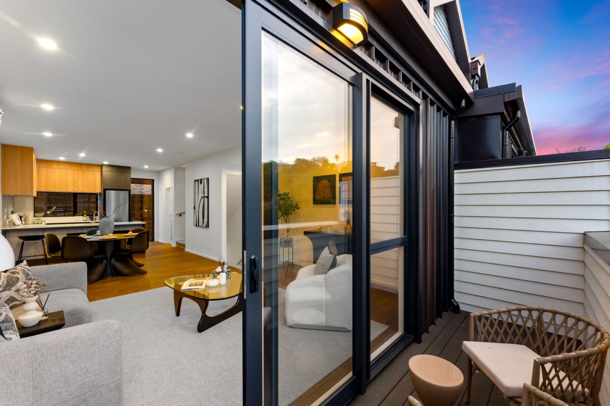 Massive Price Reduction, 3 beds + study 2.5 baths home with garage, zoned for Selwyn College, Baradene College, Remuera Intermediate, Meadowbank School, 4/10 Meadowbank Road, Meadowbank, Auckland