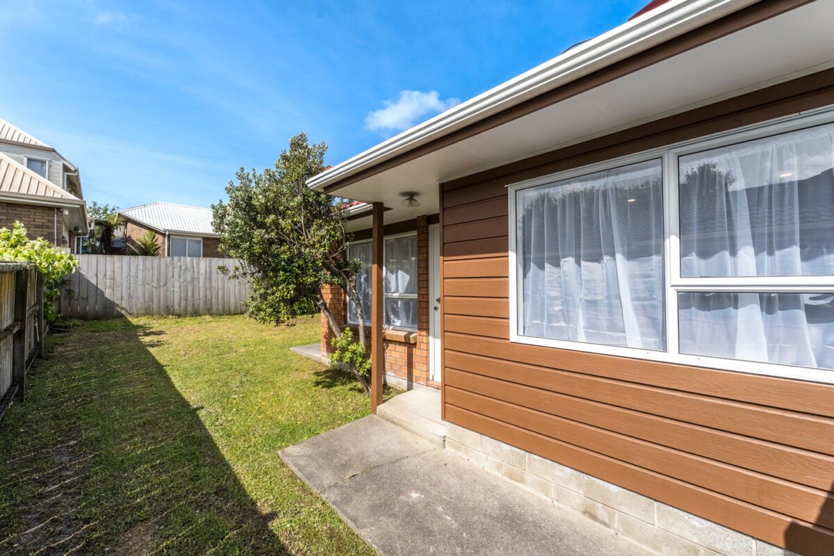 Renovated, freestanding brick & tile 2 bedrooms home, stroll to West City Mall, 2/5 Newington Road, Henderson, Auckland