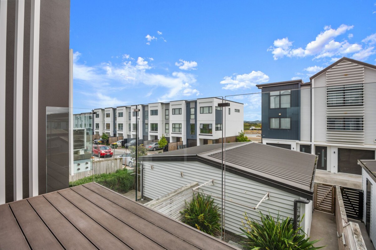 Must be sold, 153m2 4 beds 2 baths home with garage, zone for Hobsonville School and Hobsonville Point Secondary, as well as St Paul’s, close to shops, supermarket, motorway access, 41 Settlers Avenue, Hobsonville, Auckland