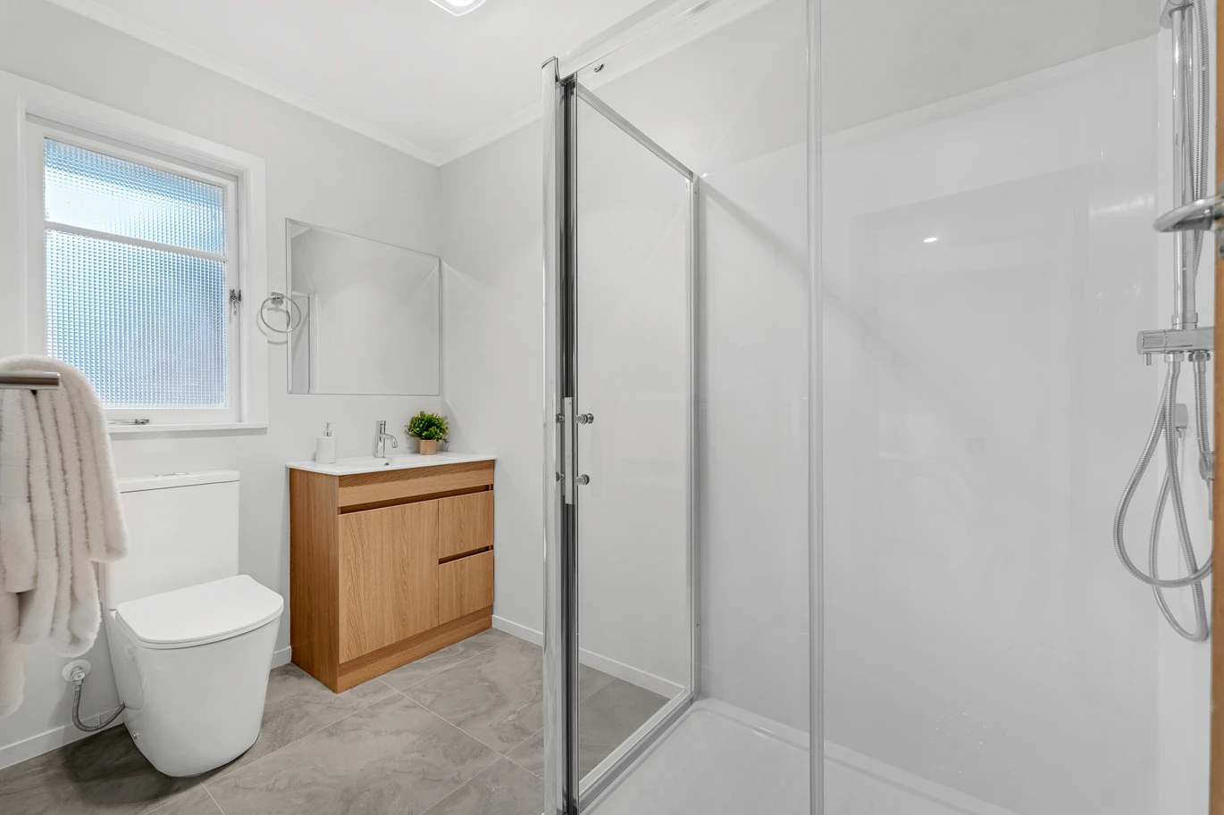 RENOVATED, 3 bedrooms house on 553m2 section, in the Heart of Manurewa, 14 Oxford Road, Manurewa, Auckland
