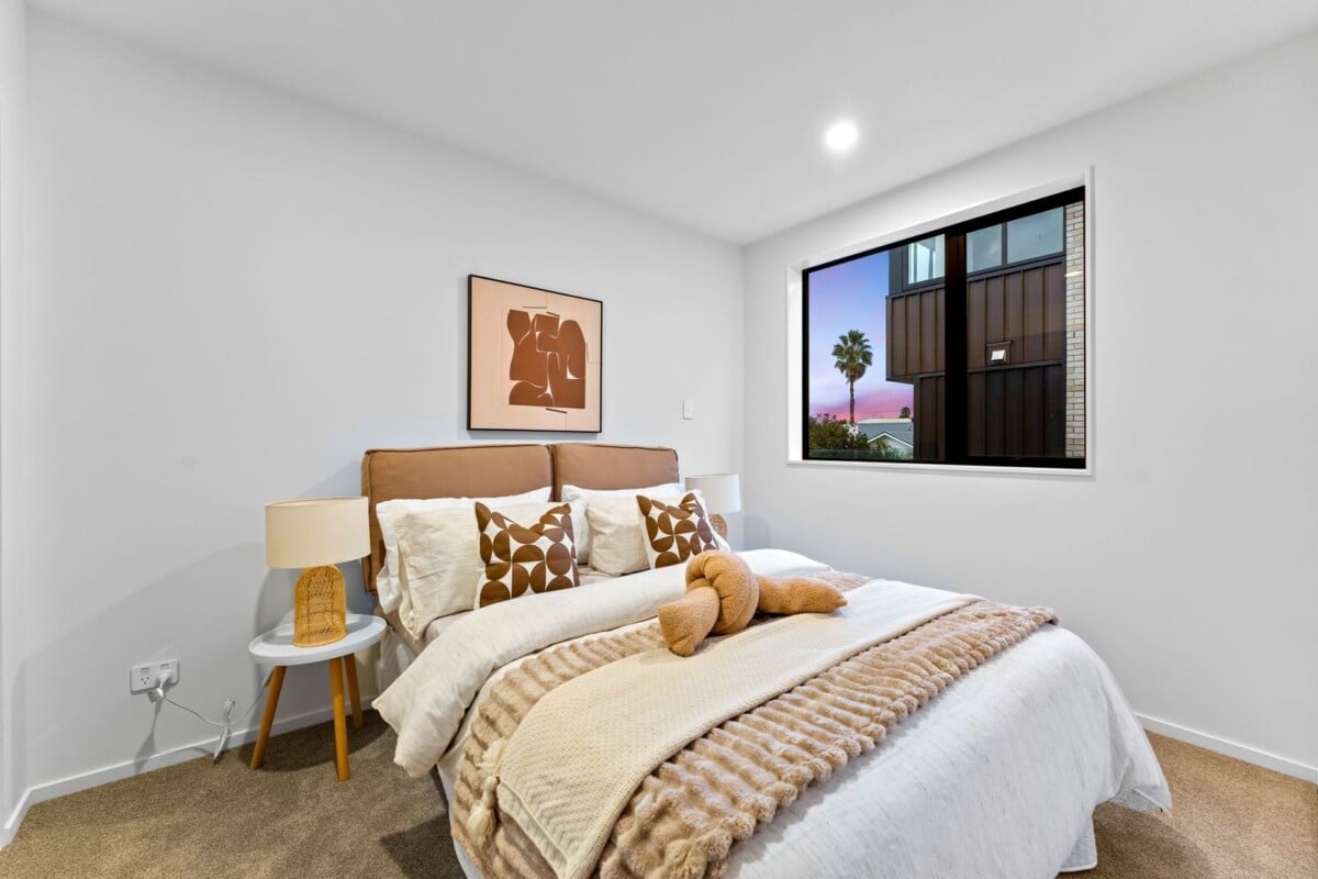 Massive Price Reduction, 3 beds + study 2.5 baths home with garage, zoned for Selwyn College, Baradene College, Remuera Intermediate, Meadowbank School, 4/10 Meadowbank Road, Meadowbank, Auckland