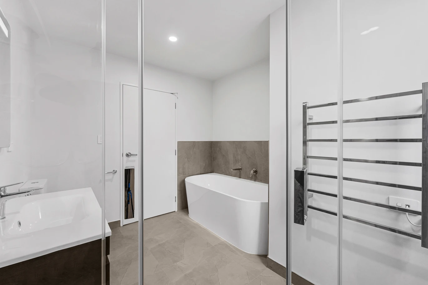 Brandnew 3 beds 2 baths house on 596m2 section, with beaches, walking tracks, and boat ramps just minutes away, 104 Mataikokako Loop, Kawakawa Bay, Auckland