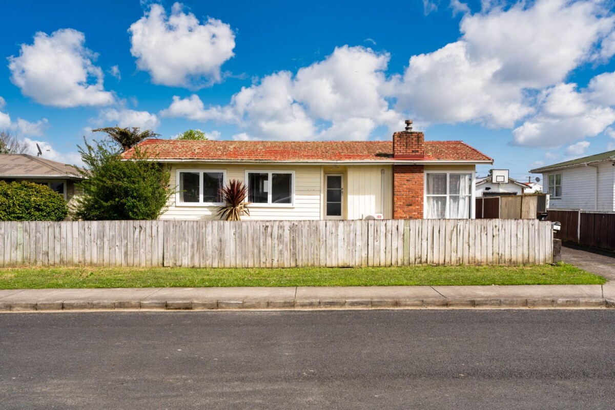 Asking below CV, standalone 3-bedrooms house on a half share of 819m² (flat land), 1/49 President Ave, Papakura, Auckland