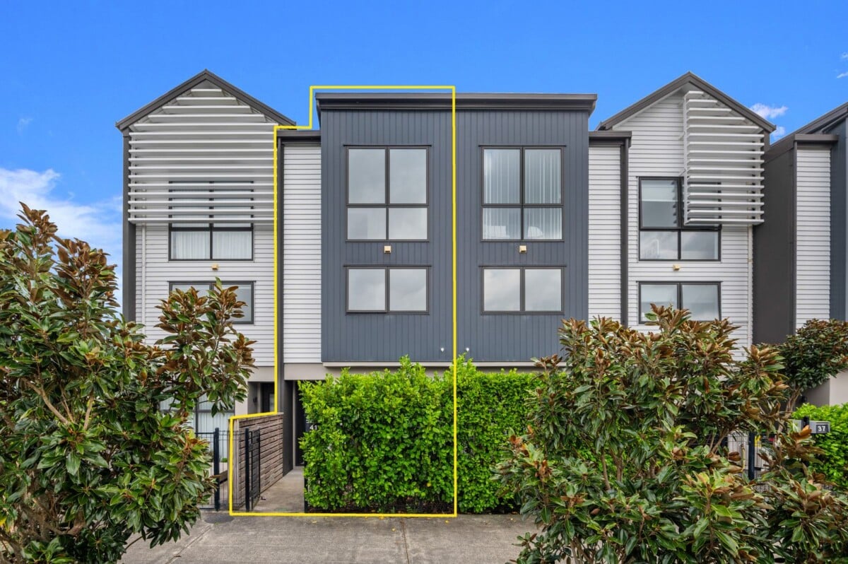 Must be sold, 153m2 4 beds 2 baths home with garage, zone for Hobsonville School and Hobsonville Point Secondary, as well as St Paul’s, close to shops, supermarket, motorway access, 41 Settlers Avenue, Hobsonville, Auckland