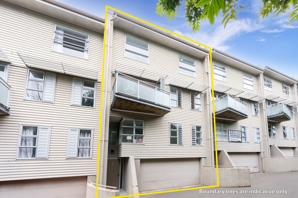 Stylish 4 bedrooms Family Home in Prime Location, Top School Zone, 4/17 Auburn Street, Grafton, Auckland