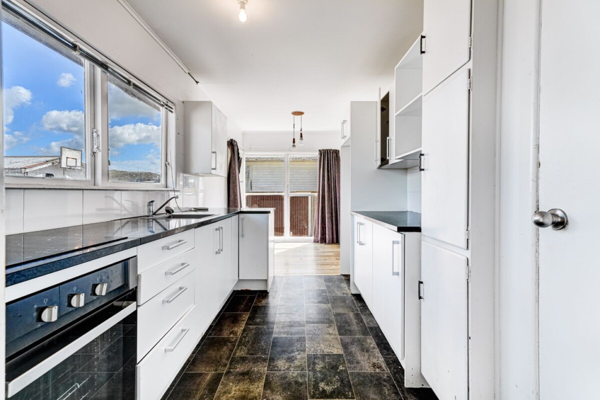 Asking below CV, standalone 3-bedrooms house on a half share of 819m² (flat land), 1/49 President Ave, Papakura, Auckland