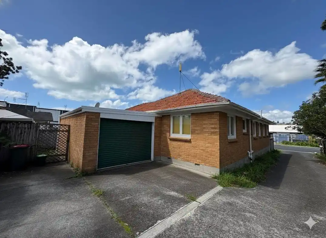 For rent, 3 bedrooms 1 bathroom house, Walk to New World & Top Schools, 1/165 Wellington Street, Howick, Auckland, available 21st Novembe