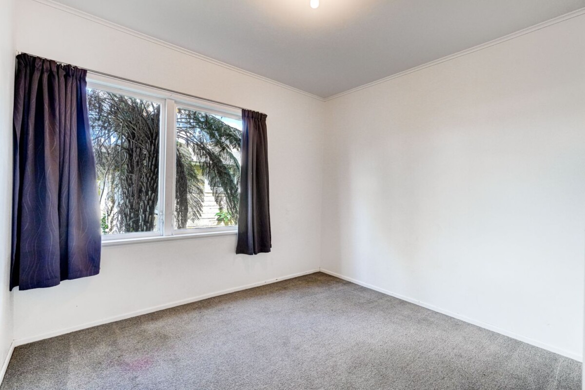 Asking below CV, standalone 3-bedrooms house on a half share of 819m² (flat land), 1/49 President Ave, Papakura, Auckland