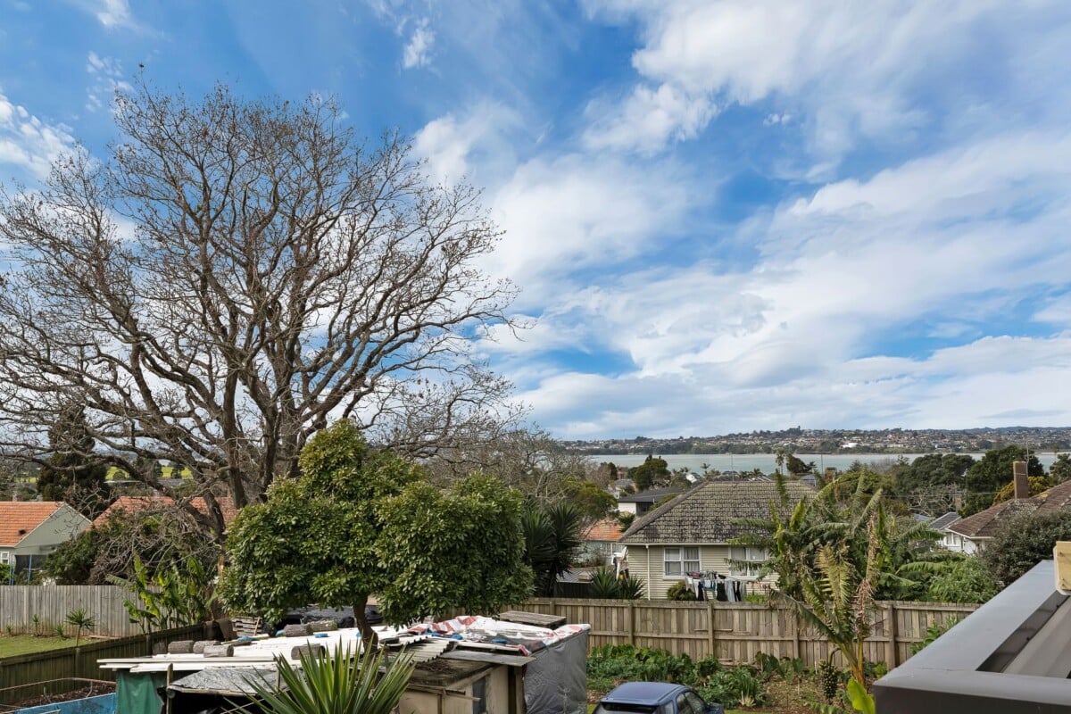 Super Affordable Seaview 3 bedrooms Home, 48B Waddell Avenue, Point England, Auckland