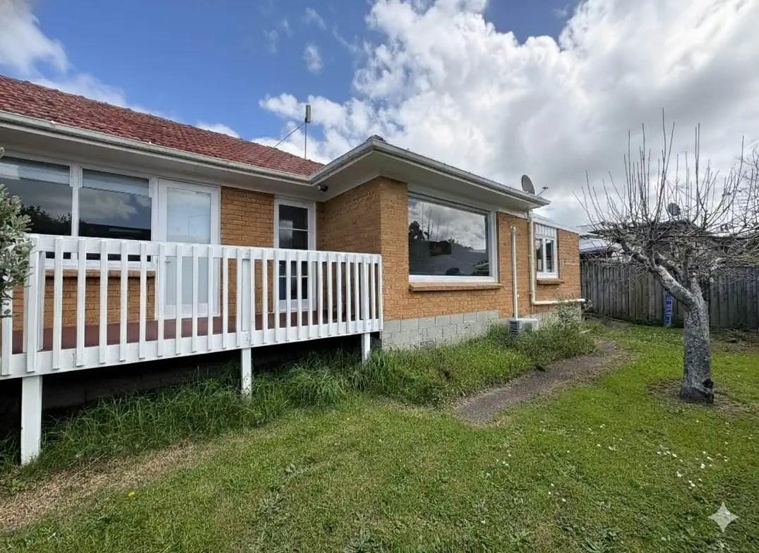 For rent, 3 bedrooms 1 bathroom house, Walk to New World & Top Schools, 1/165 Wellington Street, Howick, Auckland, available 21st Novembe