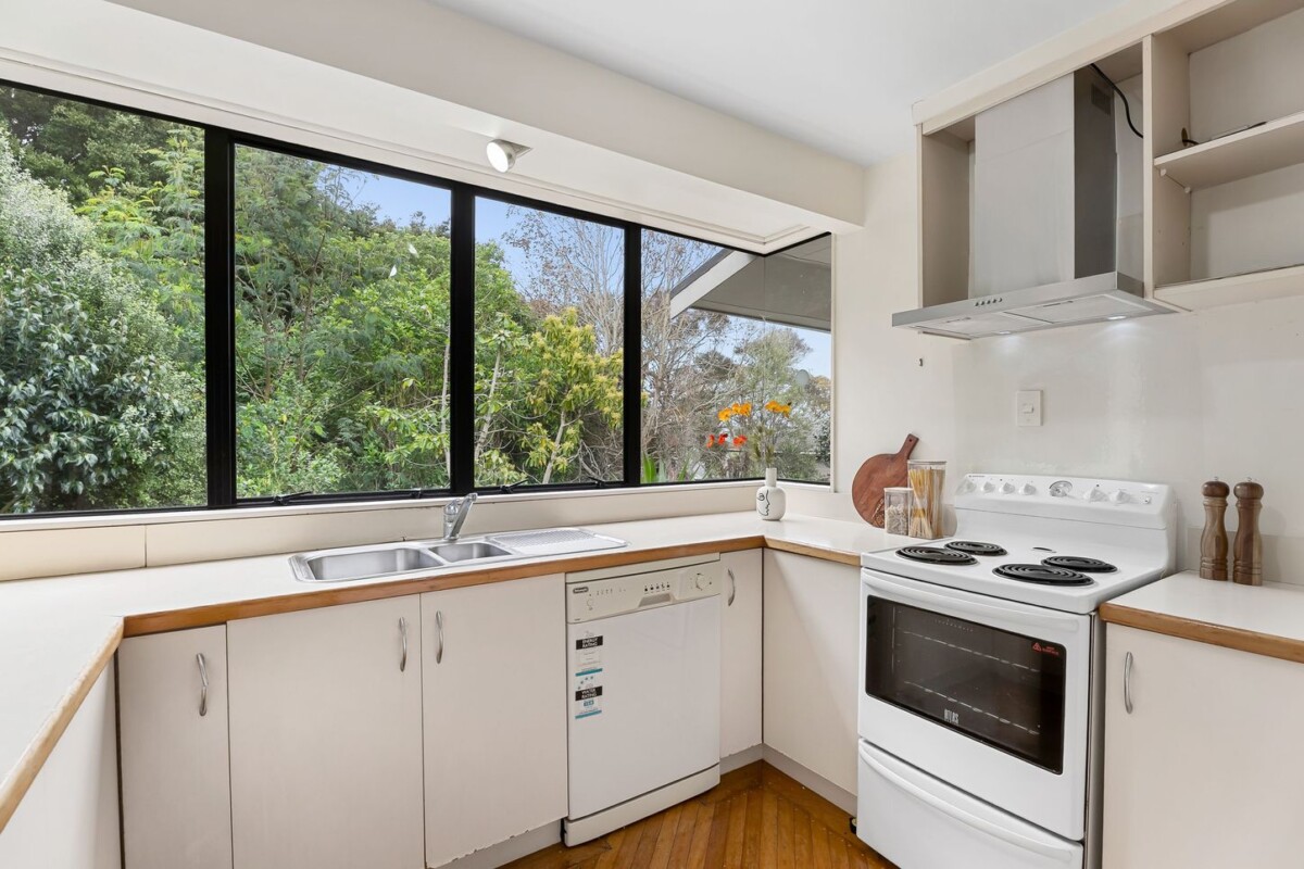 MUST SELL, 3 bedrooms home, offers the perfect balance of tranquility and convenience, 99A Redoubt Road, Goodwood Heights, Auckland