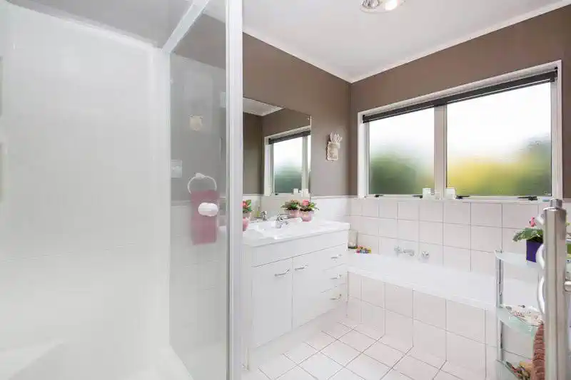 For rent, 4 beds 2 baths house, available 15th November, 14 Aspatria Place, Northpark, Auckland