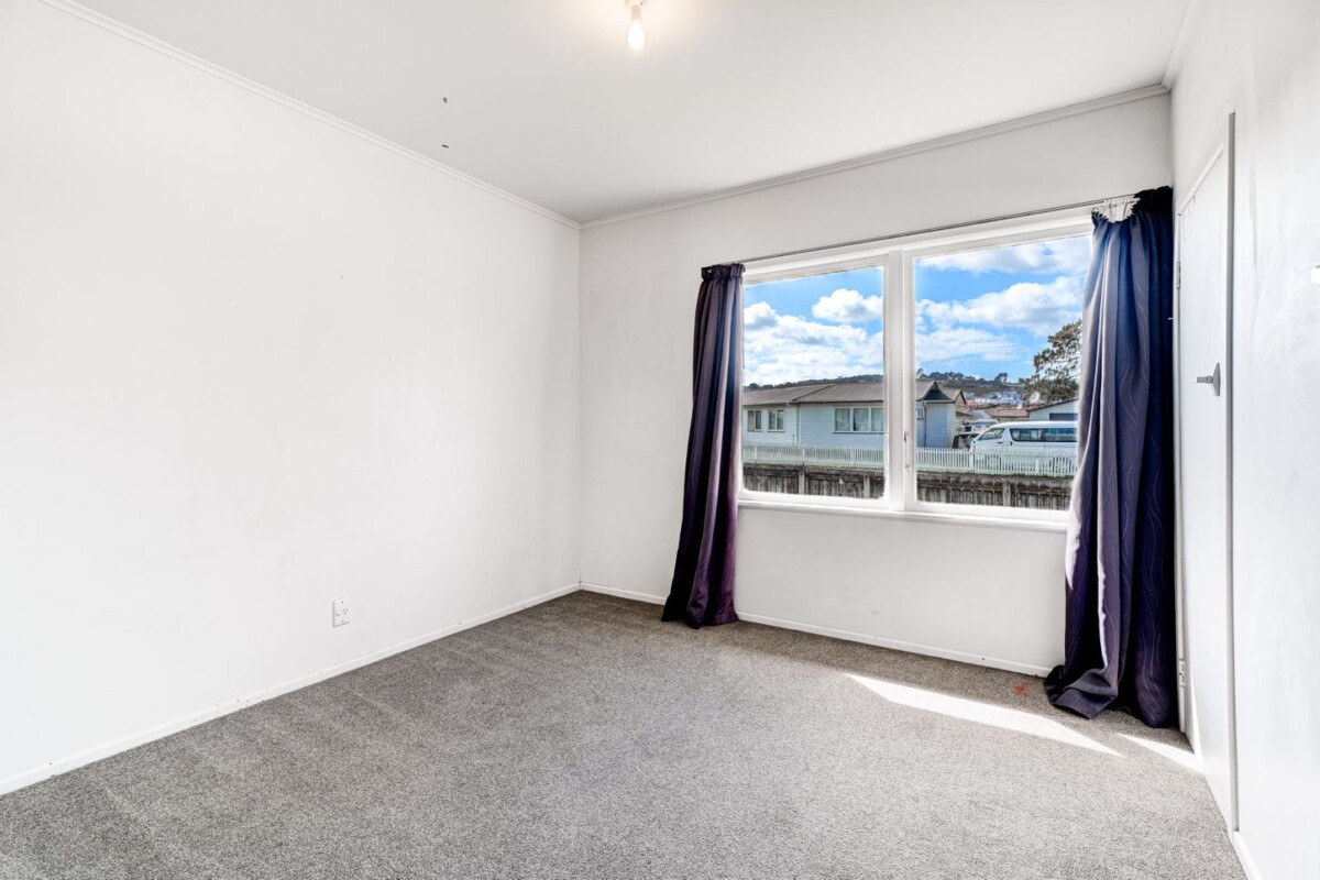 Asking below CV, standalone 3-bedrooms house on a half share of 819m² (flat land), 1/49 President Ave, Papakura, Auckland