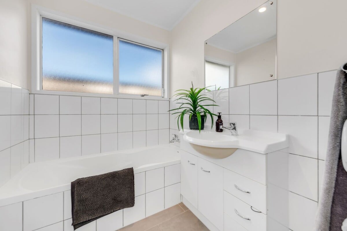 Change in Circumstances, 3 bedrooms home on 377m2section, A trade may also be considered in the area, 6B Lisa Rise, Half Moon Bay, Auckland
