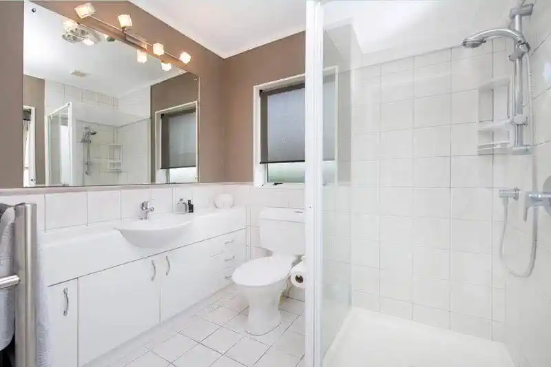 For rent, 4 beds 2 baths house, available 15th November, 14 Aspatria Place, Northpark, Auckland