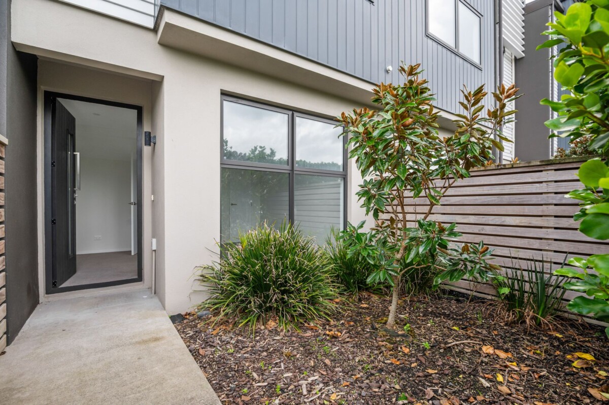 Must be sold, 153m2 4 beds 2 baths home with garage, zone for Hobsonville School and Hobsonville Point Secondary, as well as St Paul’s, close to shops, supermarket, motorway access, 41 Settlers Avenue, Hobsonville, Auckland