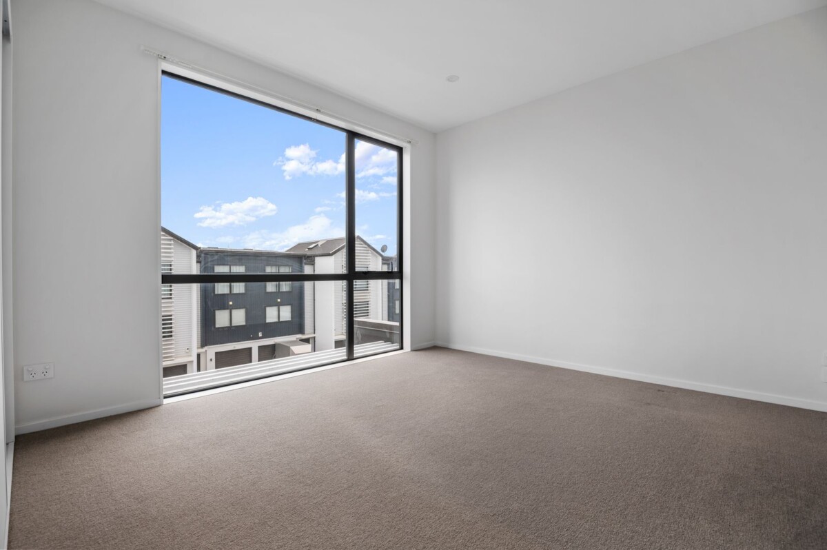 Must be sold, 153m2 4 beds 2 baths home with garage, zone for Hobsonville School and Hobsonville Point Secondary, as well as St Paul’s, close to shops, supermarket, motorway access, 41 Settlers Avenue, Hobsonville, Auckland