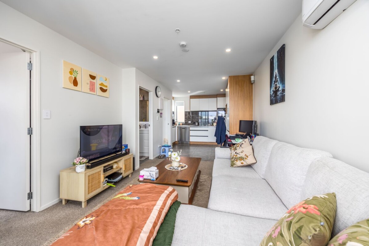 Urgent sale, Mt Albert Grammar school zone, 59m2 freehold 2 beds 2 baths apartment, 1km approx. to Kingsland Train Station, 700m approx. to St Lukes Westfield, 201/2A Truro Road, Sandringham, Auckland