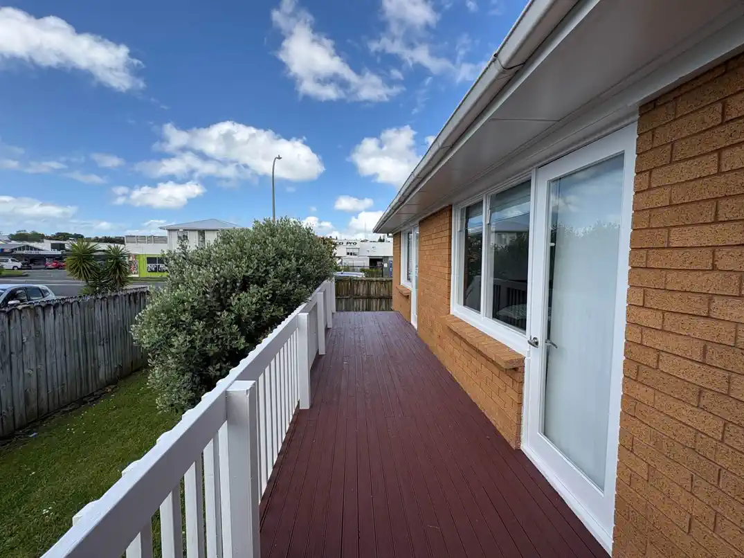 For rent, 3 bedrooms 1 bathroom house, Walk to New World & Top Schools, 1/165 Wellington Street, Howick, Auckland, available 21st Novembe