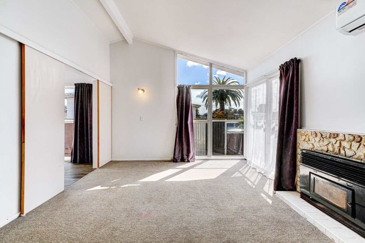 Asking below CV, standalone 3-bedrooms house on a half share of 819m² (flat land), 1/49 President Ave, Papakura, Auckland