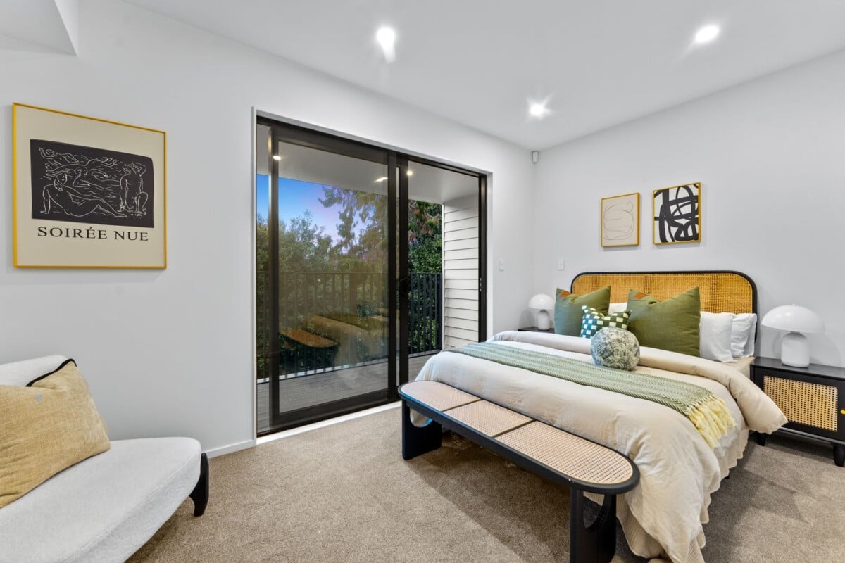 Massive Price Reduction, 3 beds + study 2.5 baths home with garage, zoned for Selwyn College, Baradene College, Remuera Intermediate, Meadowbank School, 4/10 Meadowbank Road, Meadowbank, Auckland