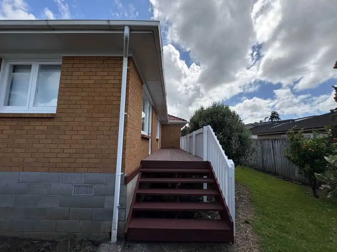 For rent, 3 bedrooms 1 bathroom house, Walk to New World & Top Schools, 1/165 Wellington Street, Howick, Auckland, available 21st Novembe