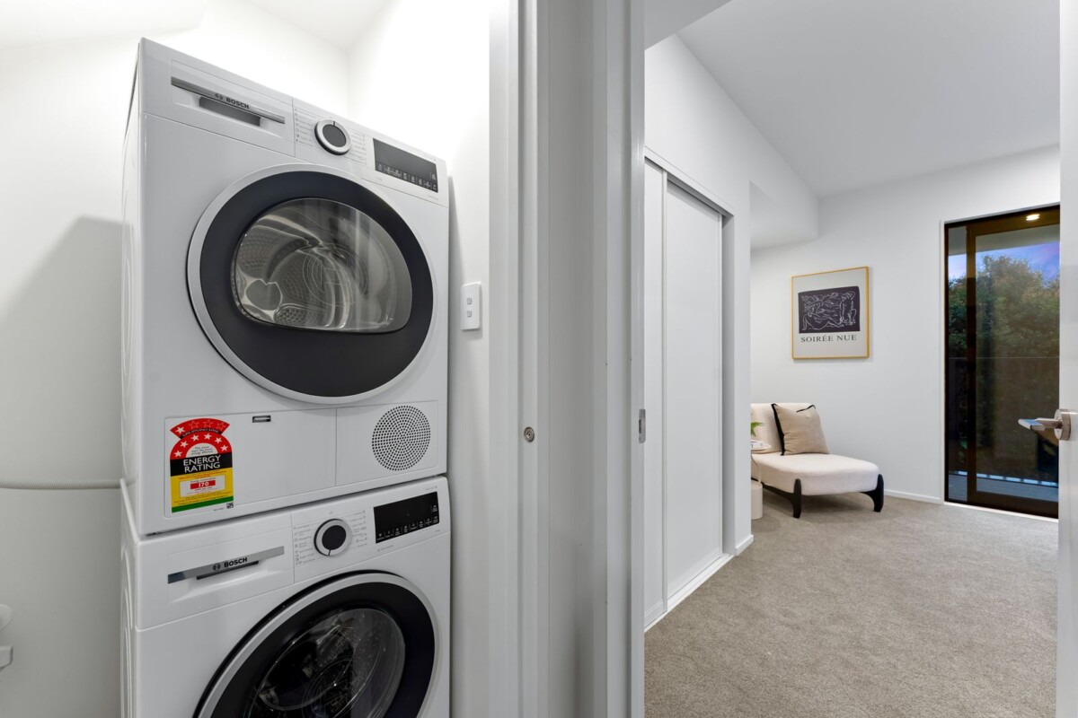 Massive Price Reduction, 3 beds + study 2.5 baths home with garage, zoned for Selwyn College, Baradene College, Remuera Intermediate, Meadowbank School, 4/10 Meadowbank Road, Meadowbank, Auckland