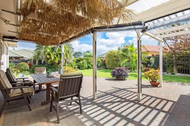 For rent, 4 beds 2 baths house, available 15th November, 14 Aspatria Place, Northpark, Auckland