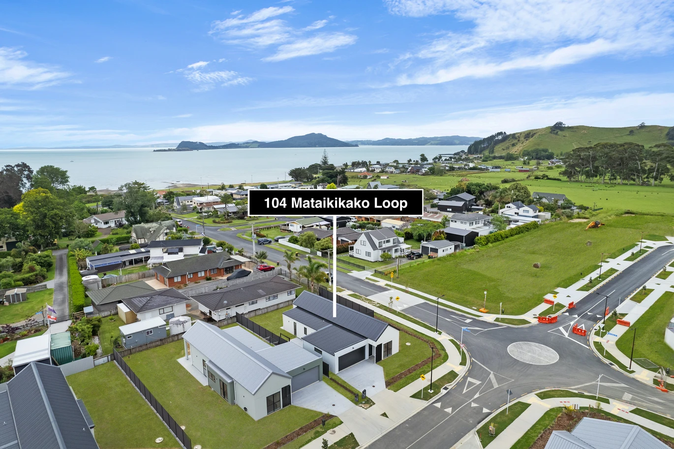 Brandnew 3 beds 2 baths house on 596m2 section, with beaches, walking tracks, and boat ramps just minutes away, 104 Mataikokako Loop, Kawakawa Bay, Auckland