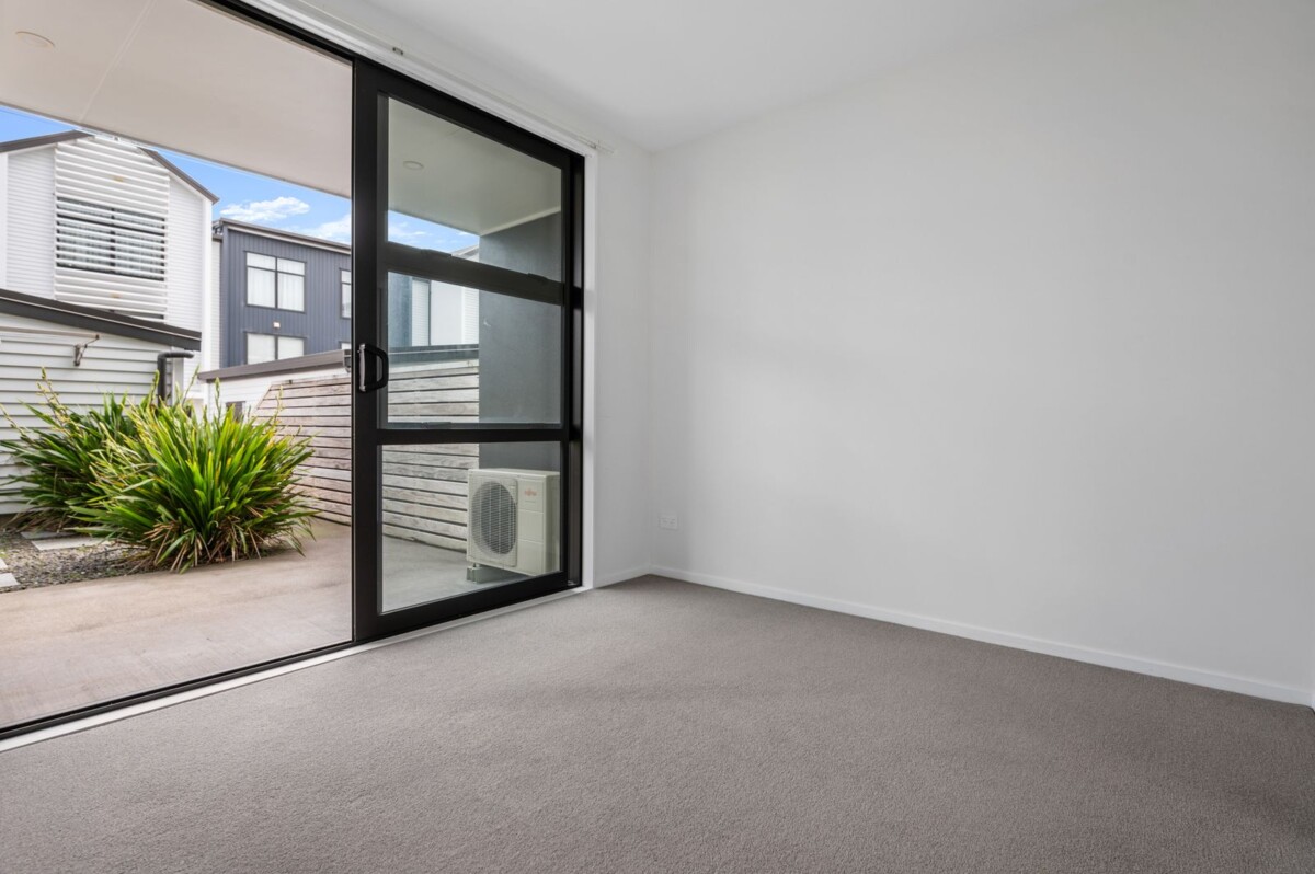 Must be sold, 153m2 4 beds 2 baths home with garage, zone for Hobsonville School and Hobsonville Point Secondary, as well as St Paul’s, close to shops, supermarket, motorway access, 41 Settlers Avenue, Hobsonville, Auckland