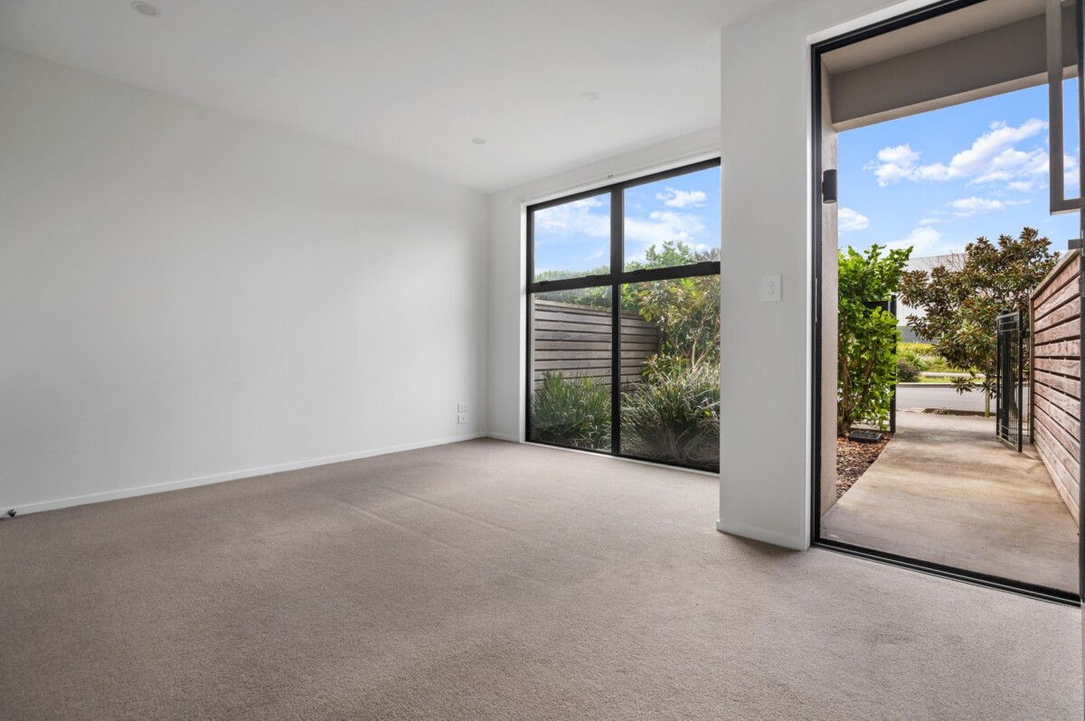 Must be sold, 153m2 4 beds 2 baths home with garage, zone for Hobsonville School and Hobsonville Point Secondary, as well as St Paul’s, close to shops, supermarket, motorway access, 41 Settlers Avenue, Hobsonville, Auckland