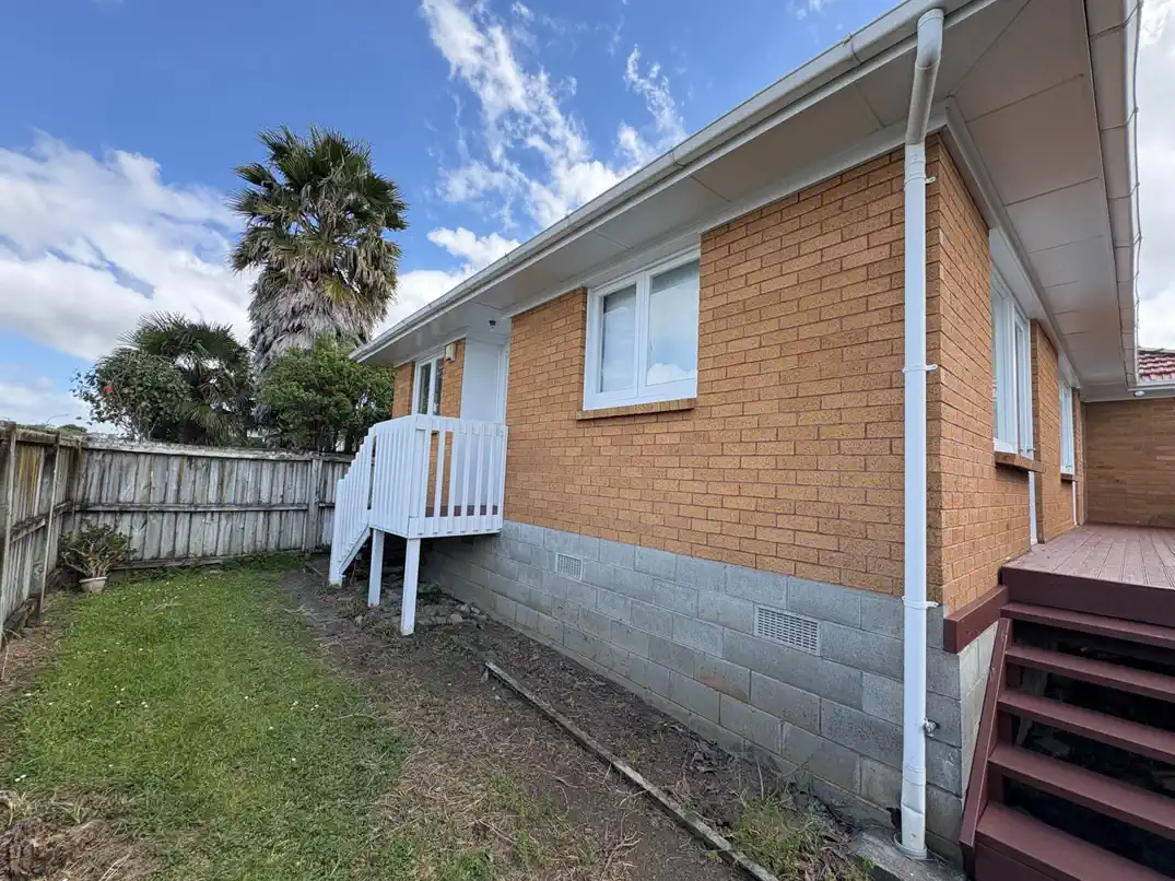 For rent, 3 bedrooms 1 bathroom house, Walk to New World & Top Schools, 1/165 Wellington Street, Howick, Auckland, available 21st Novembe