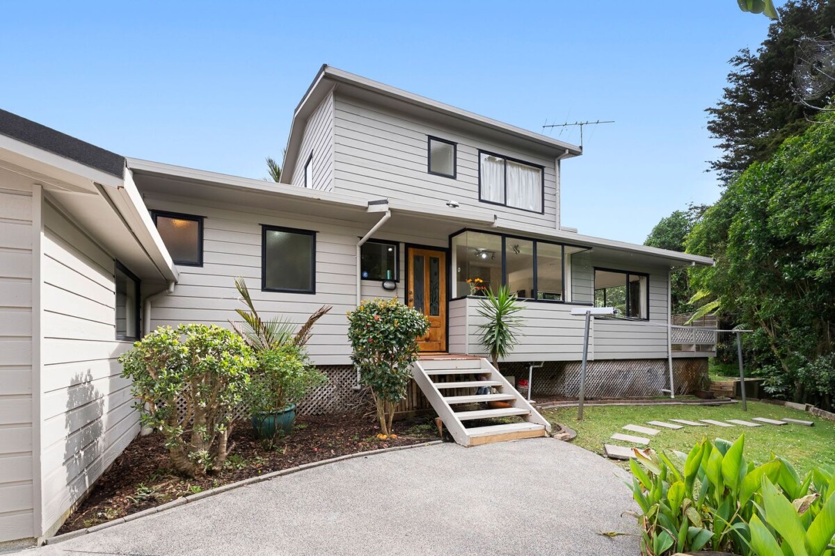 MUST SELL, 3 bedrooms home, offers the perfect balance of tranquility and convenience, 99A Redoubt Road, Goodwood Heights, Auckland