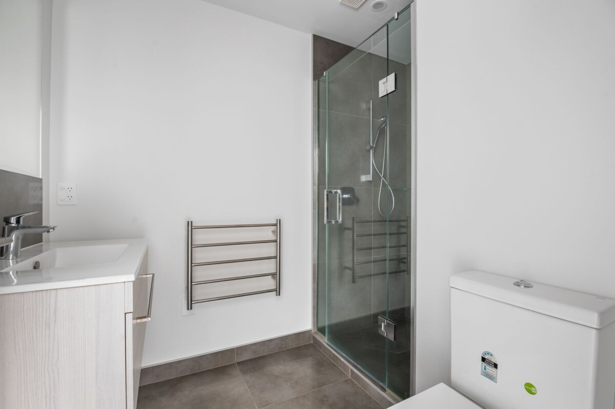 Must be sold, 153m2 4 beds 2 baths home with garage, zone for Hobsonville School and Hobsonville Point Secondary, as well as St Paul’s, close to shops, supermarket, motorway access, 41 Settlers Avenue, Hobsonville, Auckland