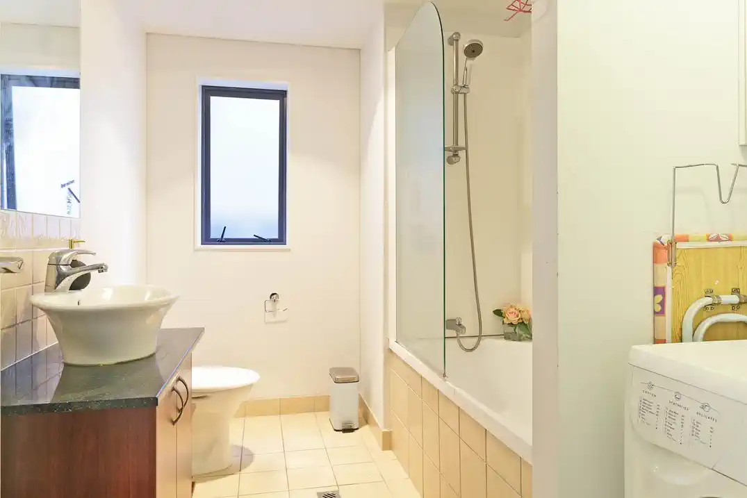 Double Grammar school zone, Freehold 2 beds 1 bath apartment, 53sqm plus a spacious balcony, 1.1 km to Auckland Girls’ Grammar School, 1.7 km to Auckland Grammar, 1110/76 Wakefield Street, City Centre, Auckland
