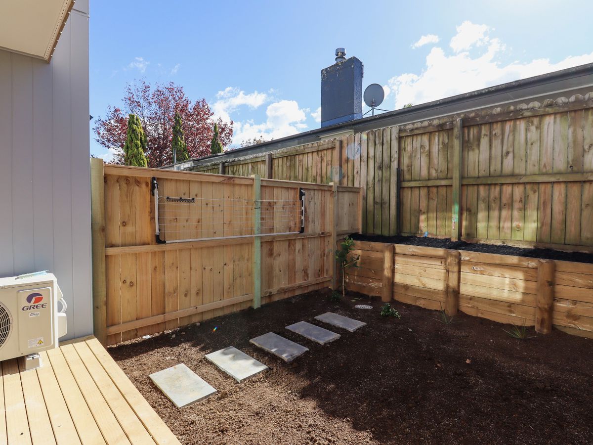 For rent, 2 bedrooms 2.5 bathrooms townhouse, C / 4 Blue Gum Rise, Sunnyhills, Auckland, Available Now
