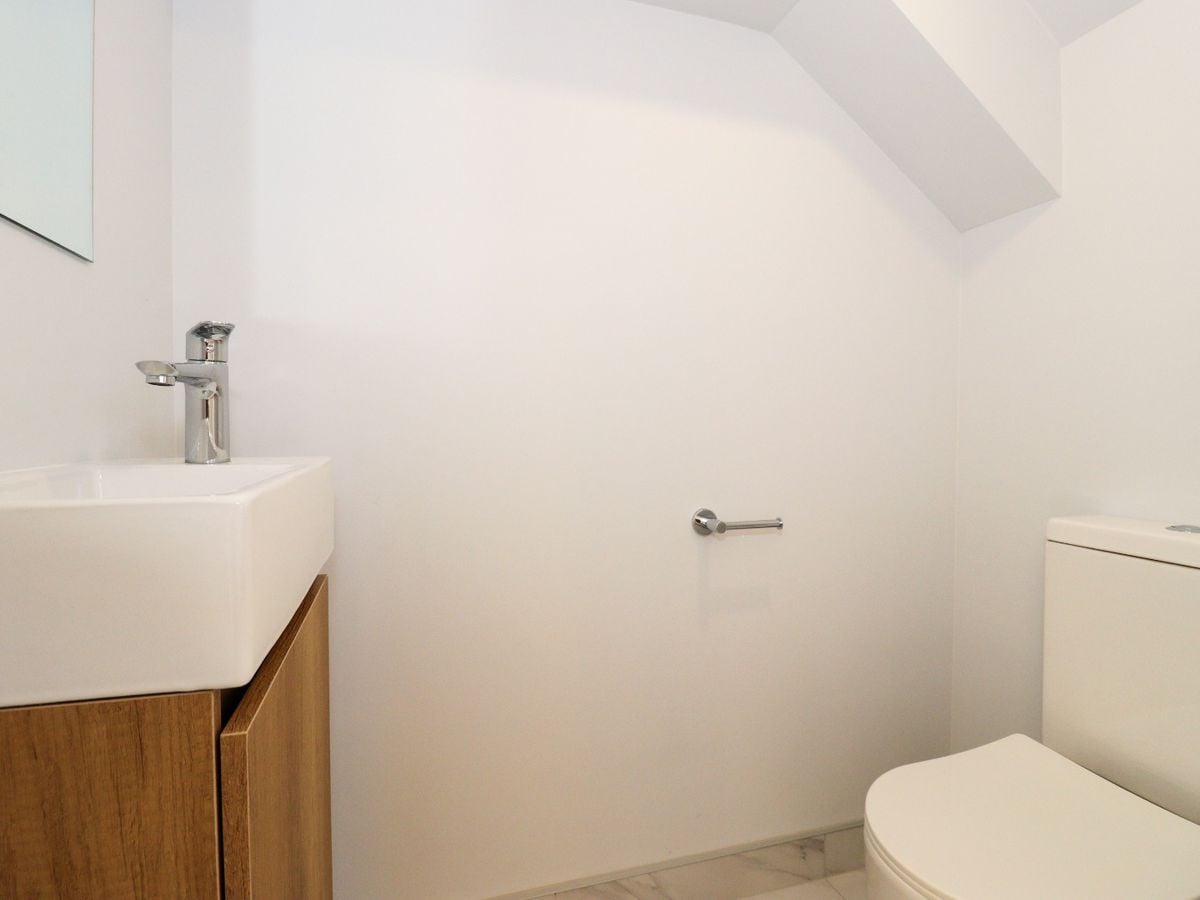 For rent, 2 bedrooms 2.5 bathrooms townhouse, C / 4 Blue Gum Rise, Sunnyhills, Auckland, Available Now