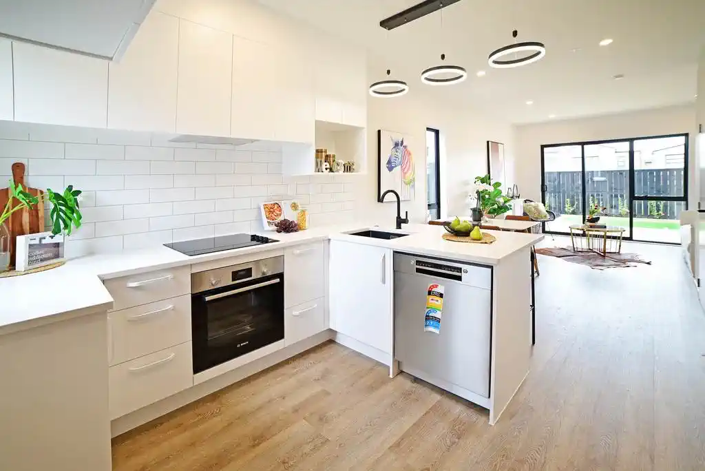 WALK TO LOCAL SCHOOL, minutes to shopping centre, 31 Kiato Lane, Flat Bush, Auckland
