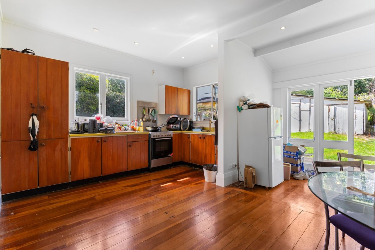 Must sell, DGZ school zone, 3 bedrooms house on 1053m2 land, Minutes from Newmarket, Mt Eden, Dominion Road, and motorways, 150 The Drive, Epsom, Auckland