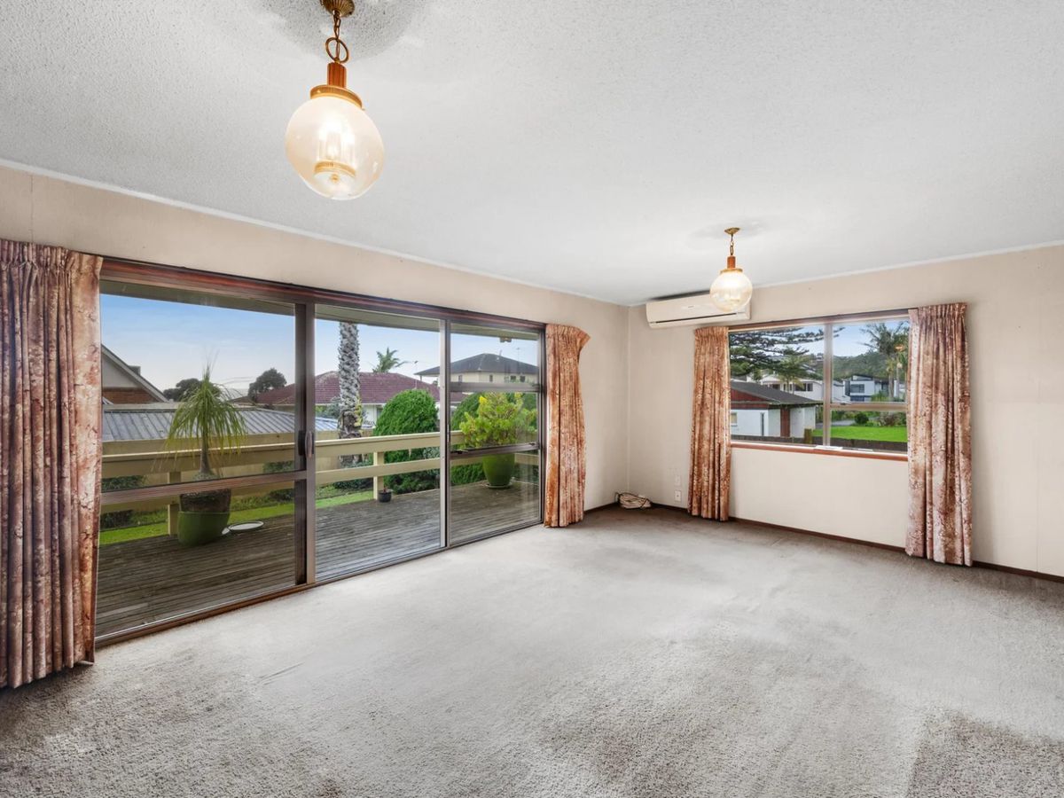 Available Now – Short-term Lease (3-6 Months Only), Pet-Friendly, 3 bedrooms house, 22 Rogers Avenue, Eastern Beach, Auckland,