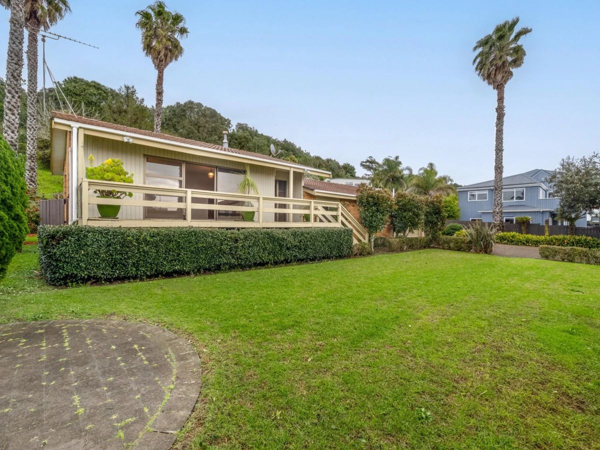 Available Now – Short-term Lease (3-6 Months Only), Pet-Friendly, 3 bedrooms house, 22 Rogers Avenue, Eastern Beach, Auckland,