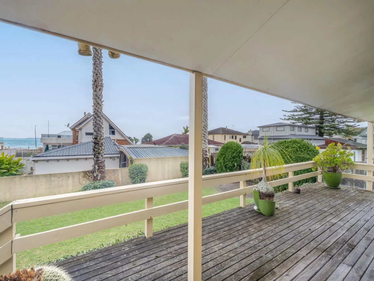 Available Now – Short-term Lease (3-6 Months Only), Pet-Friendly, 3 bedrooms house, 22 Rogers Avenue, Eastern Beach, Auckland,