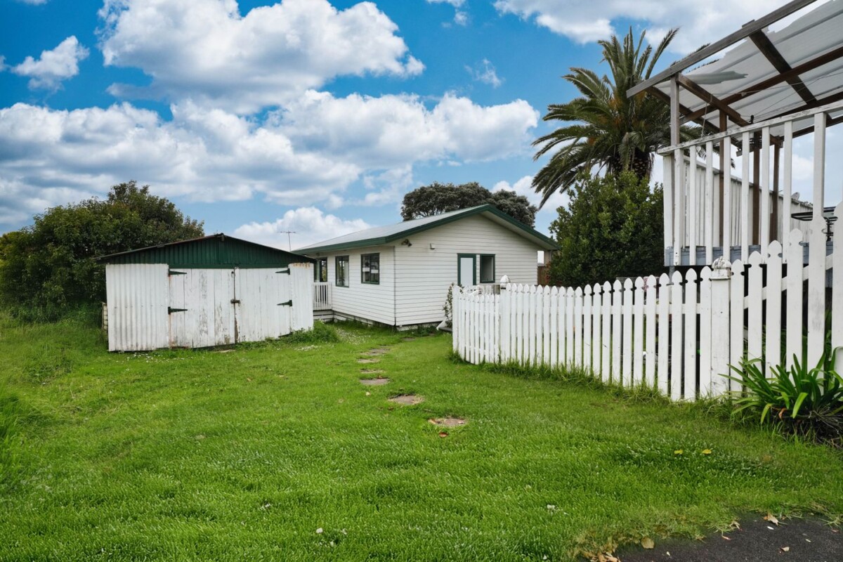 6 beds (4+2) house on 1105m2, walks to Lynn Mall, Zoned Residential – Terrace Housing and Apartment Building, 3199 Great North Road, New Lynn, Auckland