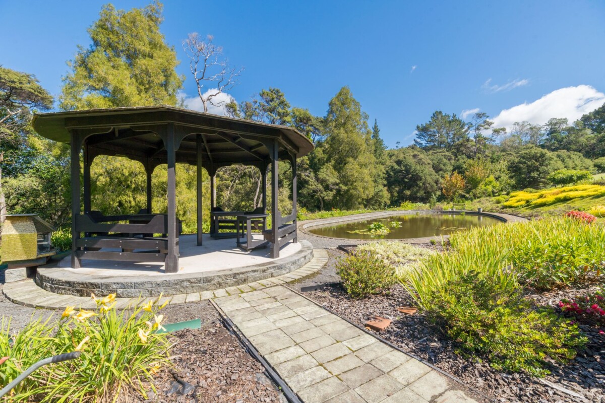 Luxury 598m2 lifestyle 6 beds house on 17,715m2 land, Minutes from Albany Mall, with a private bush track leading to a tidal inlet and boat pier, 42 Merewhira Road, Paremoremo, Auckland