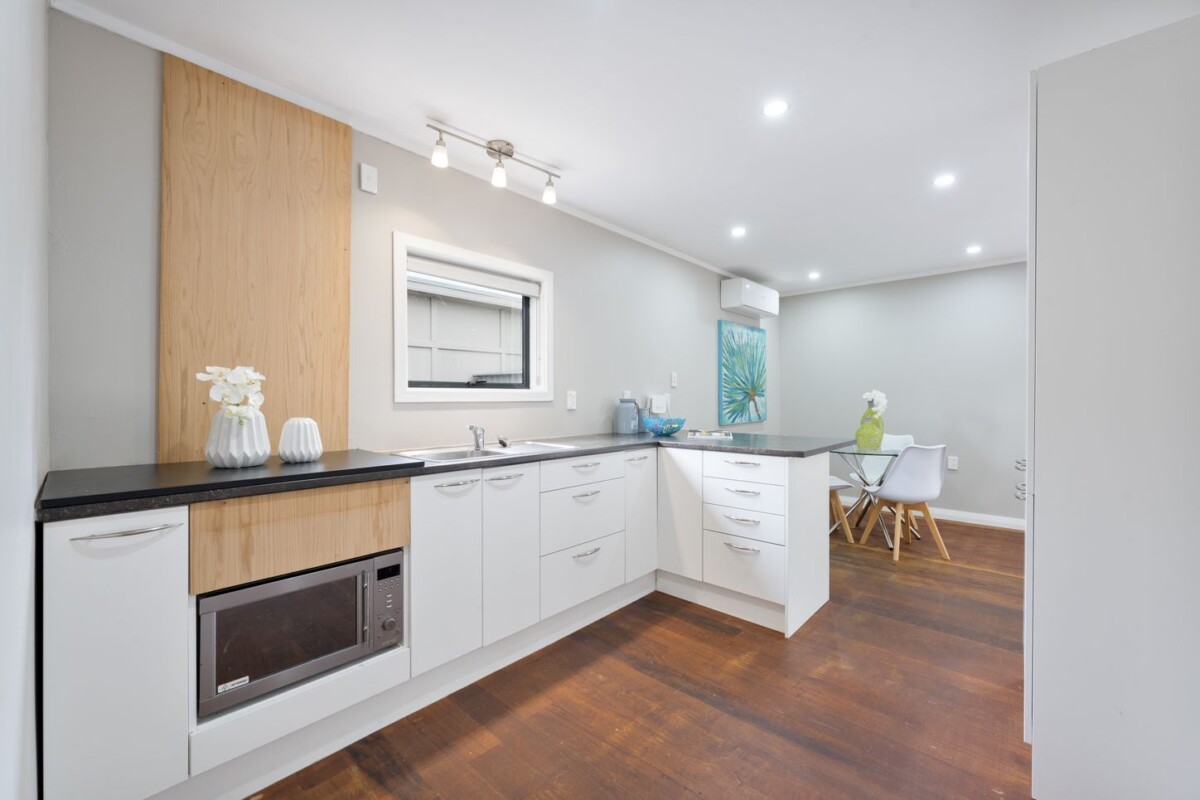 3 beds house on 736m2 section, with 2 beds sleepout, 3 Glen Marine Parade, Glendene, , Auckland