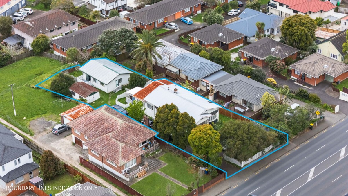6 beds (4+2) house on 1105m2, walks to Lynn Mall, Zoned Residential – Terrace Housing and Apartment Building, 3199 Great North Road, New Lynn, Auckland