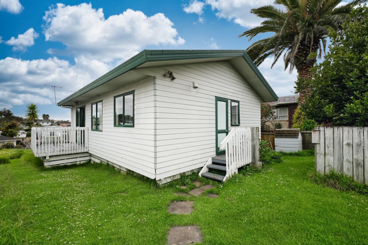 6 beds (4+2) house on 1105m2, walks to Lynn Mall, Zoned Residential – Terrace Housing and Apartment Building, 3199 Great North Road, New Lynn, Auckland