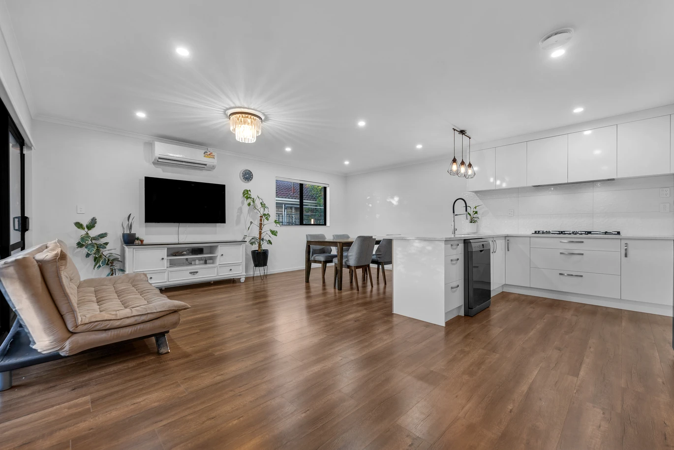 Prime School Zone, standalone 4 beds brick and weatherboard home, one ensuite downstairs, 2C Wilmshurst Avenue, Papatoetoe, Auckland